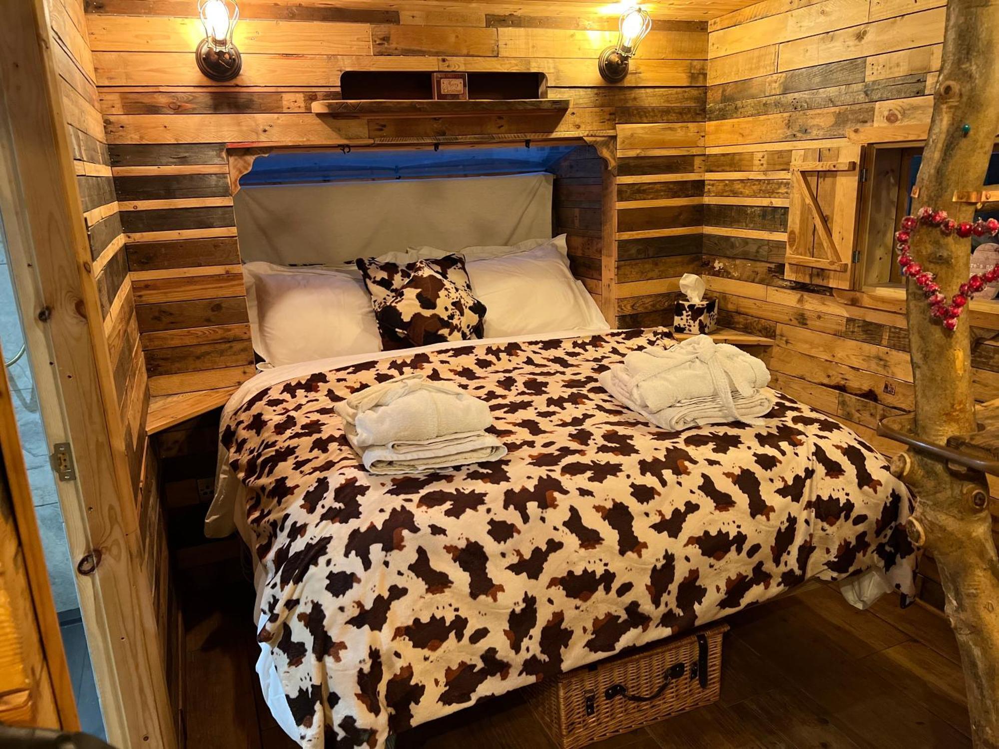 Burtree Country House, Tipi'S, Treehouse & Lodge & House Rooms With Hot Tubs In A Private Garden 瑟斯克 外观 照片