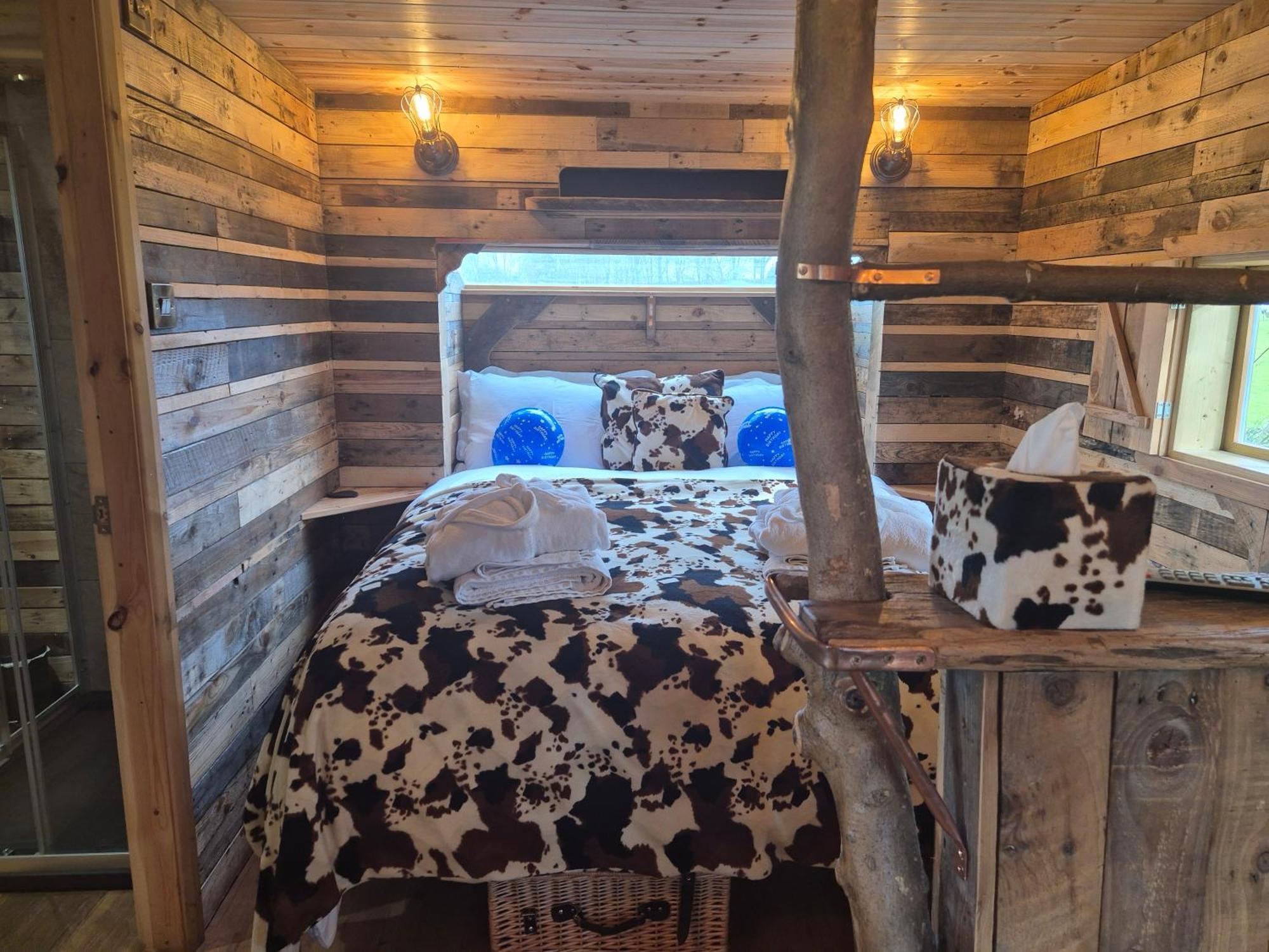 Burtree Country House, Tipi'S, Treehouse & Lodge & House Rooms With Hot Tubs In A Private Garden 瑟斯克 外观 照片