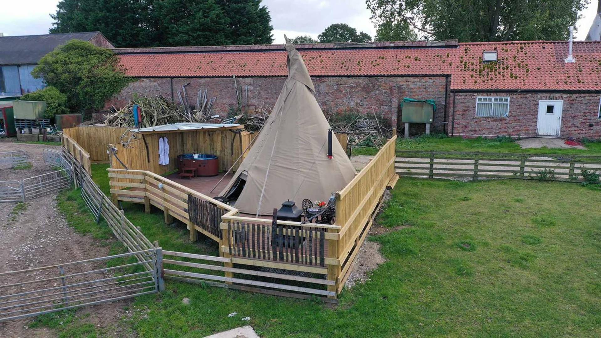 Burtree Country House, Tipi'S, Treehouse & Lodge & House Rooms With Hot Tubs In A Private Garden 瑟斯克 外观 照片