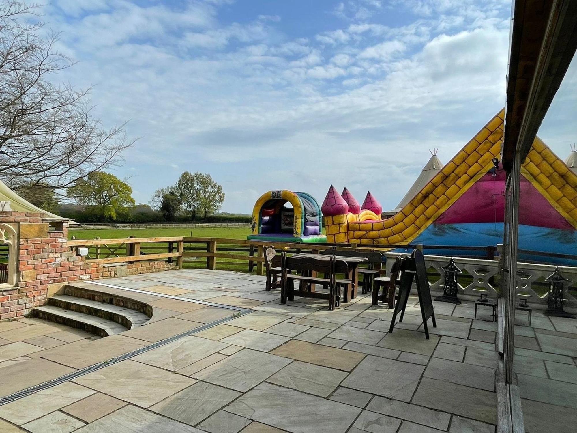 Burtree Country House, Tipi'S, Treehouse & Lodge & House Rooms With Hot Tubs In A Private Garden 瑟斯克 外观 照片